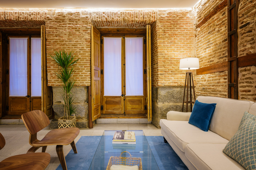 Стильный дизайн: парадная гостиная комната среднего размера в средиземноморском стиле с коричневыми стенами и бежевым полом - последний тренд
