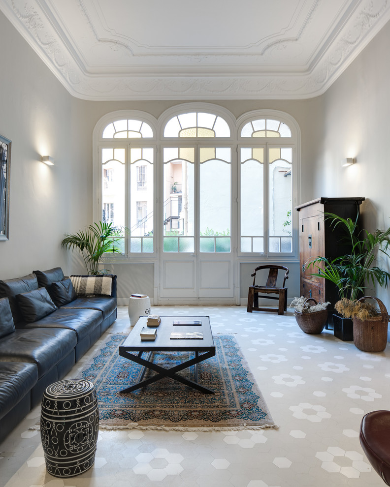 Großes, Repräsentatives Mediterranes Wohnzimmer mit grauer Wandfarbe und grauem Boden in Barcelona