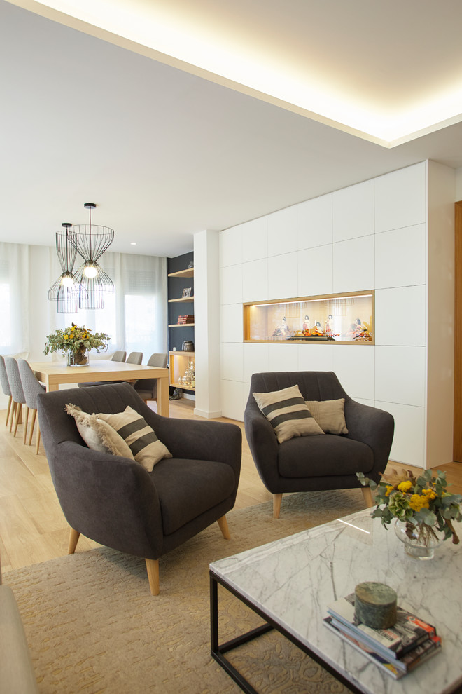 Idées déco pour un grand salon contemporain ouvert avec un mur blanc, un sol en bois brun et un sol beige.