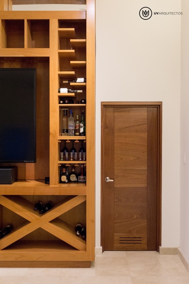 Imagen de salón con barra de bar abierto moderno grande con suelo de travertino y televisor independiente