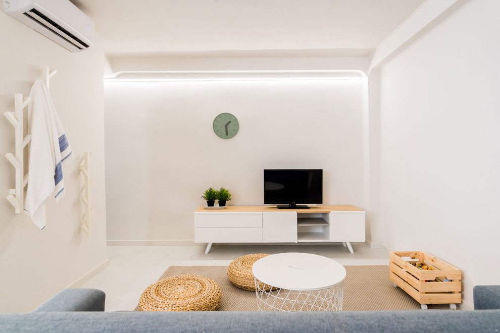 Idee per un piccolo soggiorno scandinavo chiuso con sala formale, pareti bianche e TV autoportante