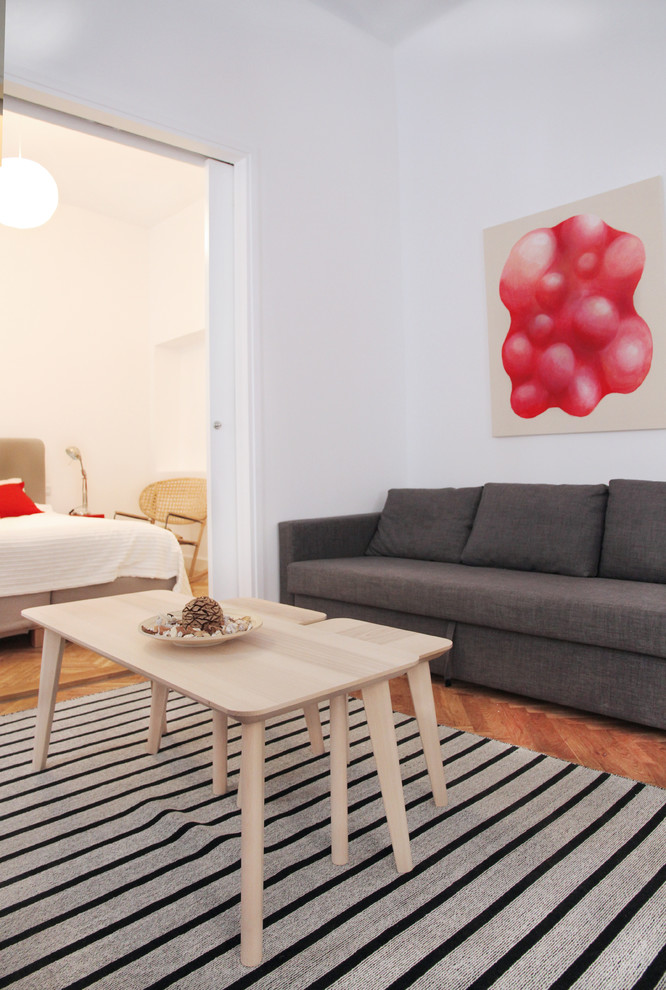 Idées déco pour un petit salon contemporain ouvert avec un mur blanc, un sol en bois brun et un téléviseur indépendant.