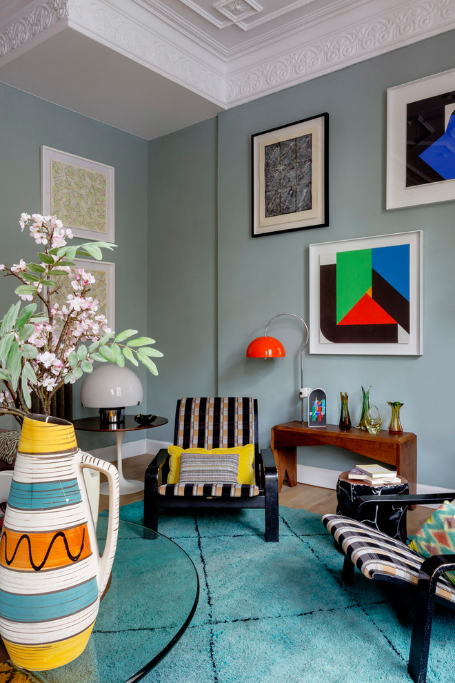Esempio di un soggiorno boho chic con pareti blu, parquet chiaro e tappeto