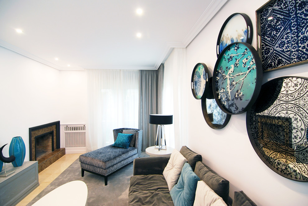 На фото: изолированная гостиная комната среднего размера в современном стиле с белыми стенами, мраморным полом, горизонтальным камином, фасадом камина из металла, отдельно стоящим телевизором и бежевым полом с