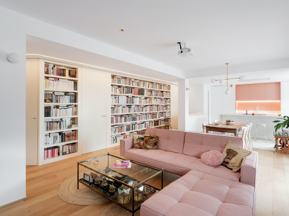 Offenes Modernes Wohnzimmer mit weißer Wandfarbe, braunem Holzboden und braunem Boden in Madrid