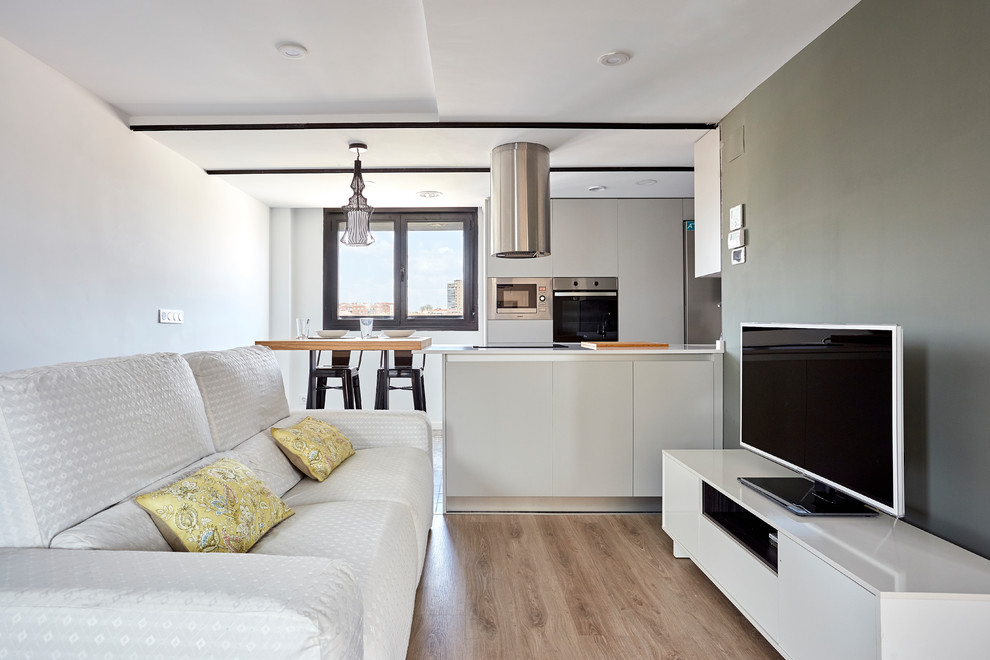 Стильный дизайн: парадная, открытая гостиная комната среднего размера в стиле модернизм с зелеными стенами, паркетным полом среднего тона и мультимедийным центром - последний тренд