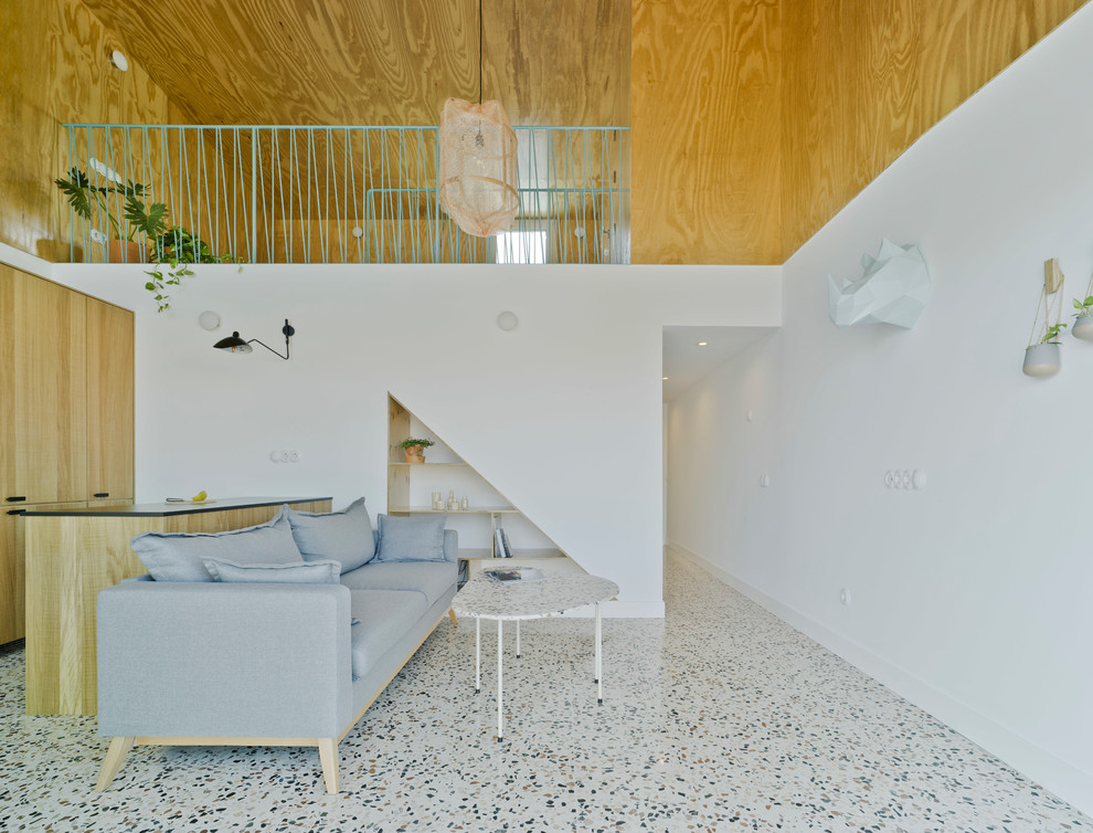 Esempio di un soggiorno design con pareti bianche e pavimento bianco