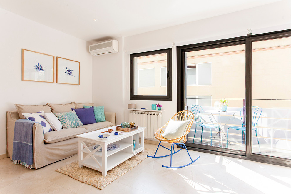 Esempio di un soggiorno mediterraneo di medie dimensioni e aperto con pareti bianche, pavimento in marmo e pavimento beige
