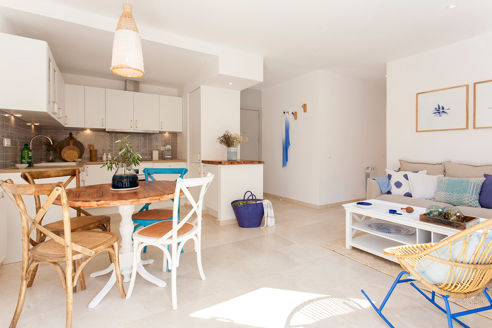 Foto de salón abierto mediterráneo de tamaño medio con paredes blancas, suelo de mármol y suelo beige