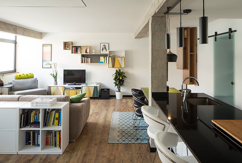Свежая идея для дизайна: маленькая открытая гостиная комната в стиле модернизм с белыми стенами и полом из керамической плитки для на участке и в саду - отличное фото интерьера