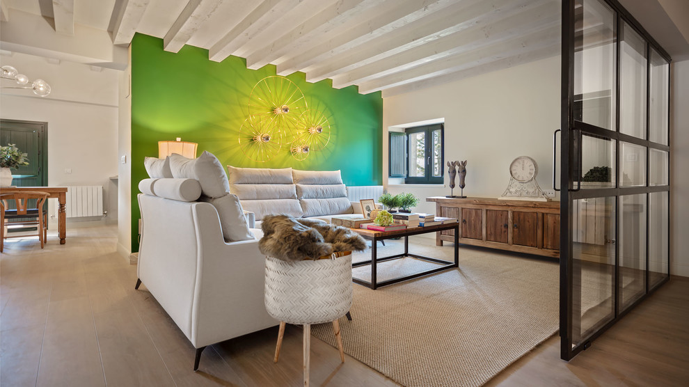 Cette photo montre un salon chic ouvert avec un mur vert, un sol en bois brun et un sol marron.
