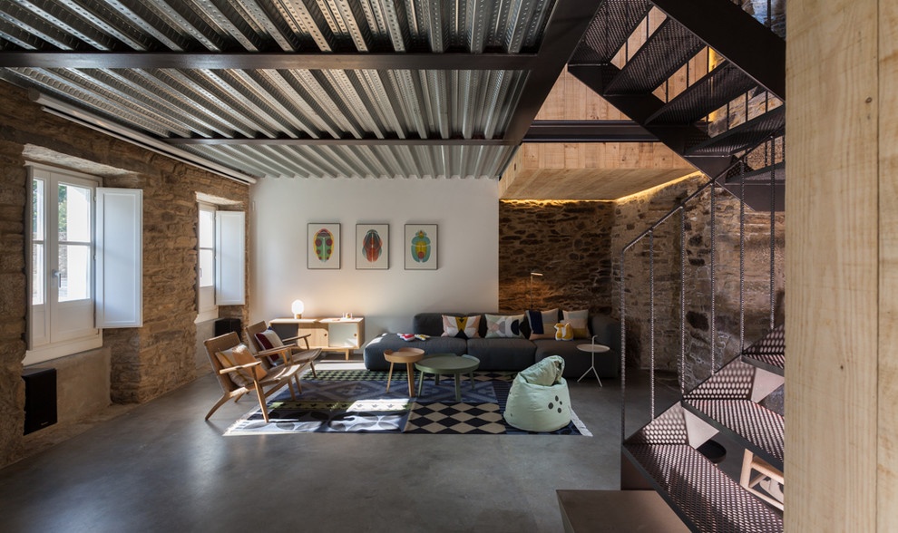 Пример оригинального дизайна: парадная, изолированная гостиная комната среднего размера в современном стиле с бетонным полом и разноцветными стенами без телевизора, камина