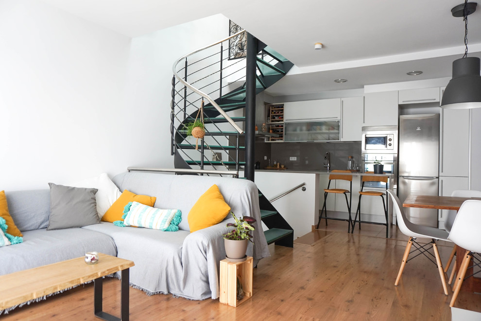 Ispirazione per un piccolo soggiorno scandinavo aperto con pareti beige, pavimento in laminato e pavimento beige