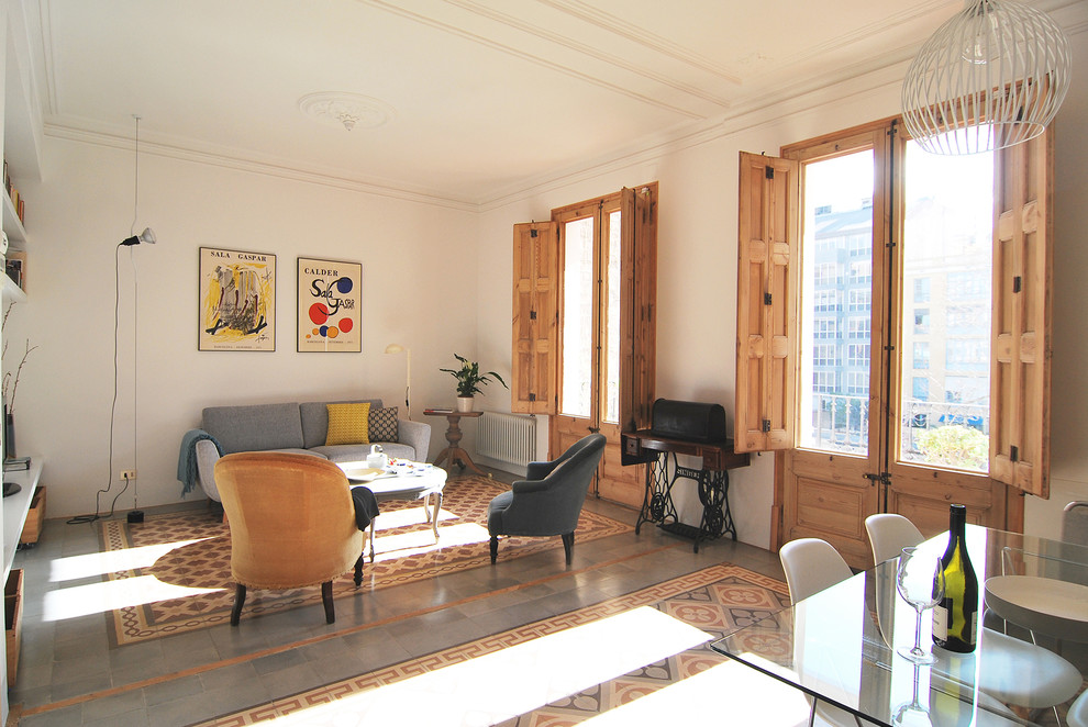 Repräsentatives, Fernseherloses, Großes, Offenes Mediterranes Wohnzimmer ohne Kamin mit weißer Wandfarbe und Keramikboden in Barcelona