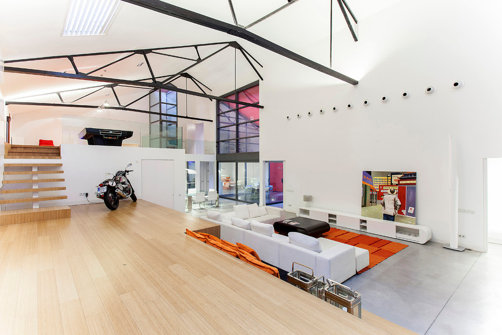 Стильный дизайн: огромная парадная гостиная комната в современном стиле с белыми стенами и бетонным полом без камина, телевизора - последний тренд