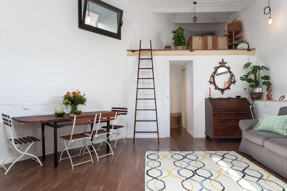 Стильный дизайн: двухуровневая гостиная комната среднего размера в стиле ретро с белыми стенами - последний тренд
