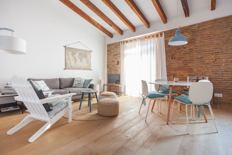 Exempel på ett mellanstort medelhavsstil vardagsrum, med ljust trägolv, beiget golv och vita väggar