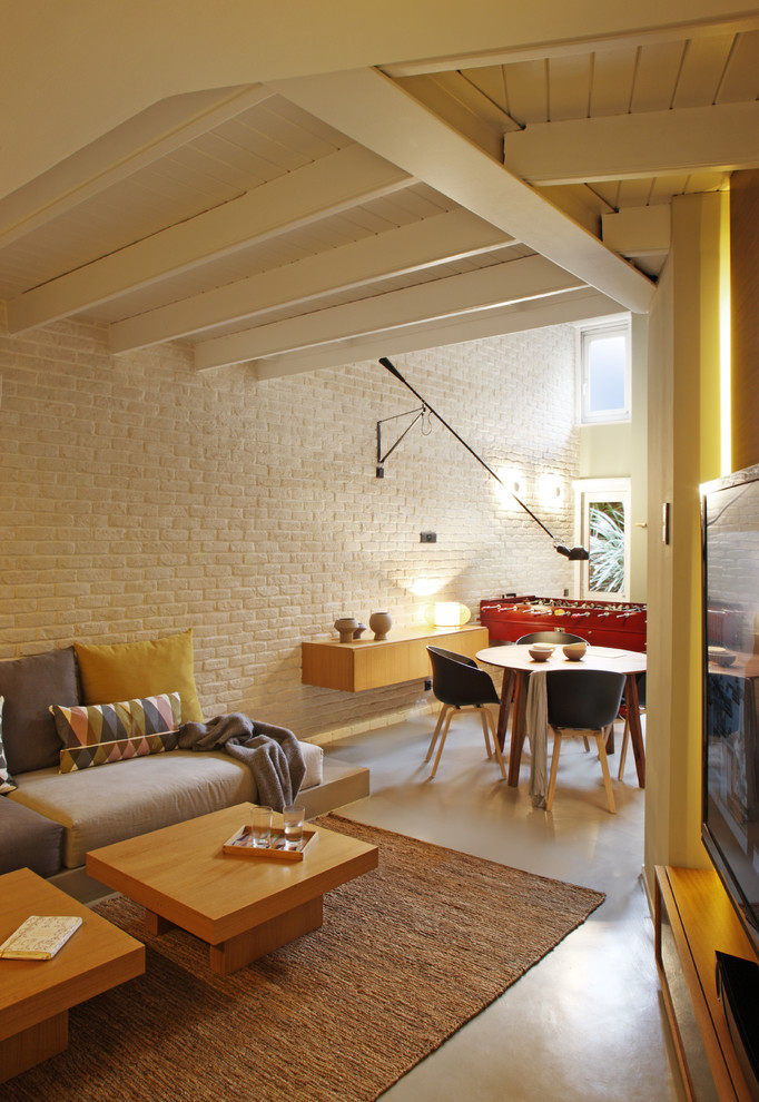 Idée de décoration pour un salon urbain de taille moyenne et ouvert avec un mur beige, sol en béton ciré, aucune cheminée et une salle de réception.