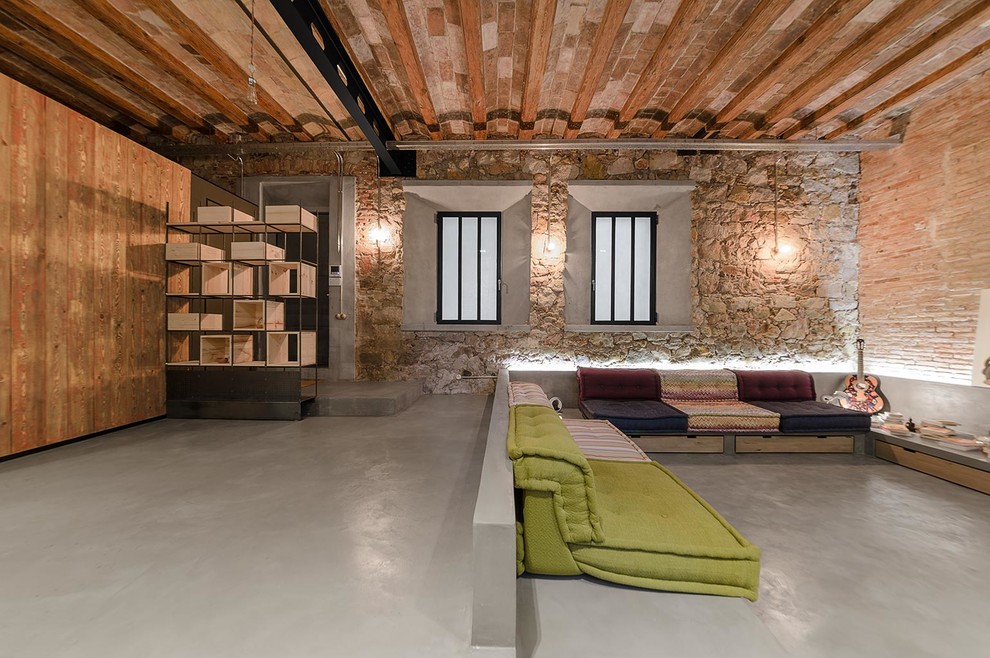 Großes, Offenes Industrial Wohnzimmer mit Betonboden in Barcelona