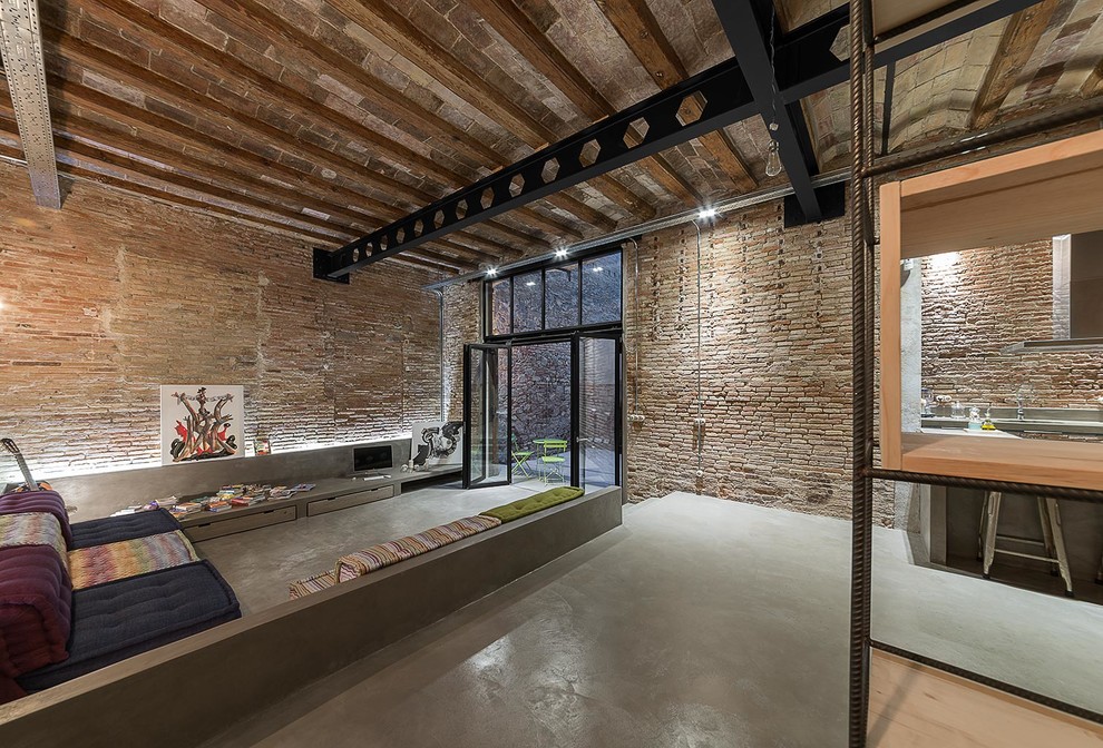 Großes, Repräsentatives, Fernseherloses, Offenes Industrial Wohnzimmer mit Betonboden in Barcelona