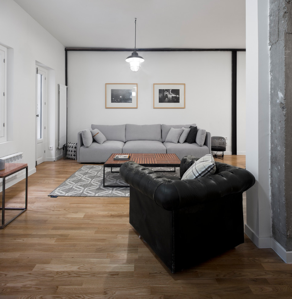 Idéer för ett modernt allrum med öppen planlösning, med vita väggar, mellanmörkt trägolv och brunt golv