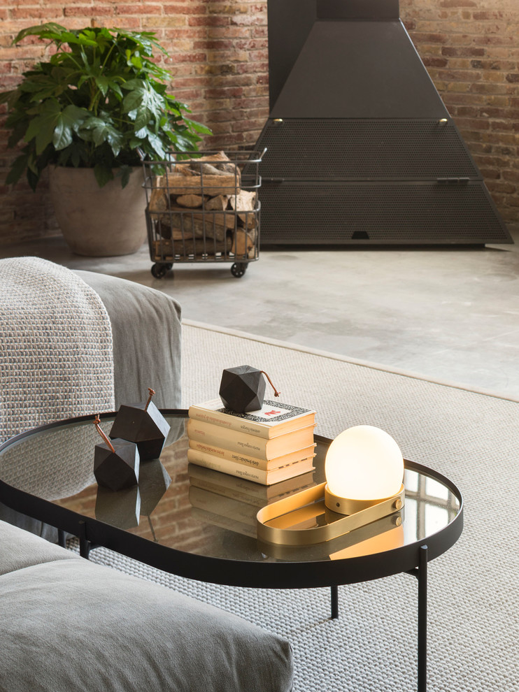 Источник вдохновения для домашнего уюта: гостиная комната среднего размера в стиле лофт с коричневыми стенами, бетонным полом, угловым камином, фасадом камина из бетона и серым полом