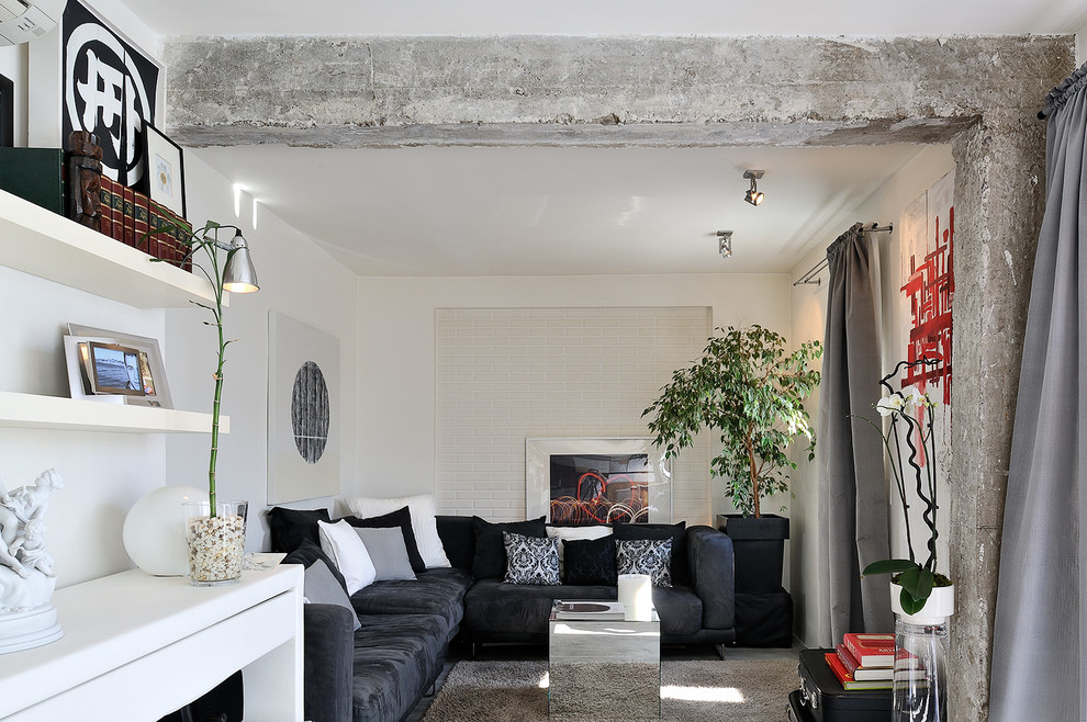 Foto de salón abierto actual pequeño con paredes blancas y suelo de cemento