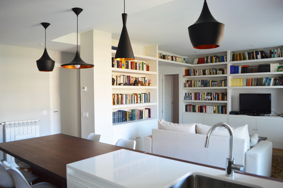 Modelo de biblioteca en casa abierta actual de tamaño medio sin chimenea con paredes blancas y pared multimedia