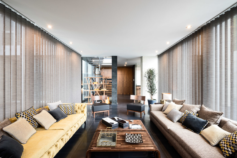 Идея дизайна: большая открытая гостиная комната в стиле модернизм с белыми стенами, полом из керамогранита и черным полом без телевизора, камина