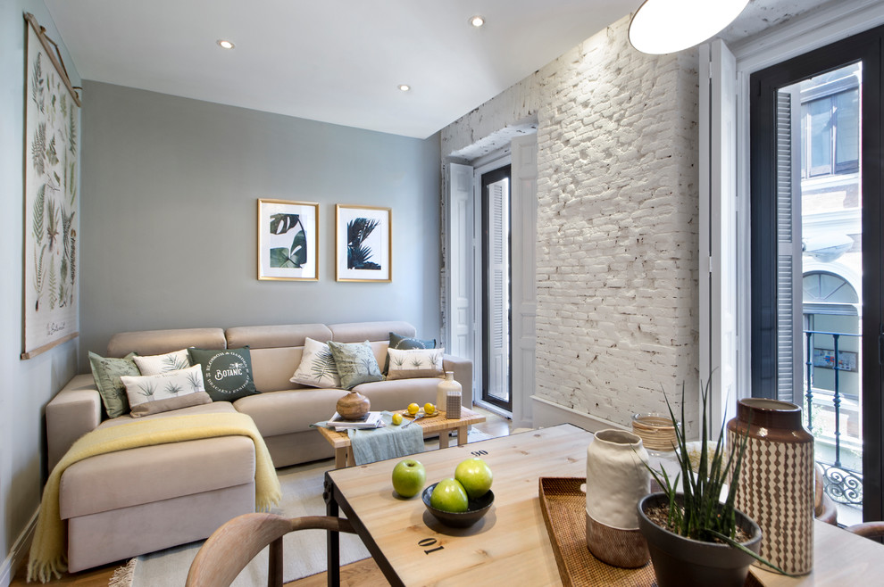 Klassisches Wohnzimmer mit grauer Wandfarbe, braunem Holzboden und braunem Boden in Barcelona