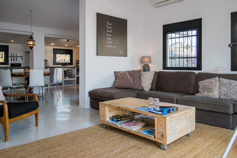 Mittelgroßes, Repräsentatives, Fernseherloses, Offenes Mediterranes Wohnzimmer ohne Kamin mit weißer Wandfarbe in Malaga