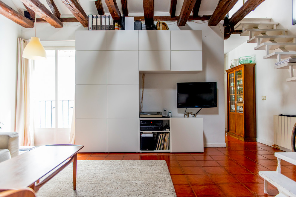 На фото: парадная, двухуровневая гостиная комната среднего размера в средиземноморском стиле с белыми стенами, полом из терракотовой плитки и телевизором на стене без камина с