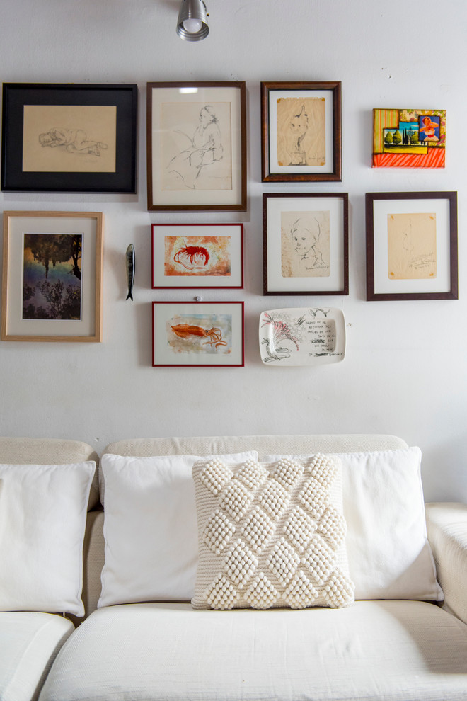 Источник вдохновения для домашнего уюта: парадная, двухуровневая гостиная комната среднего размера в средиземноморском стиле с белыми стенами и телевизором на стене без камина