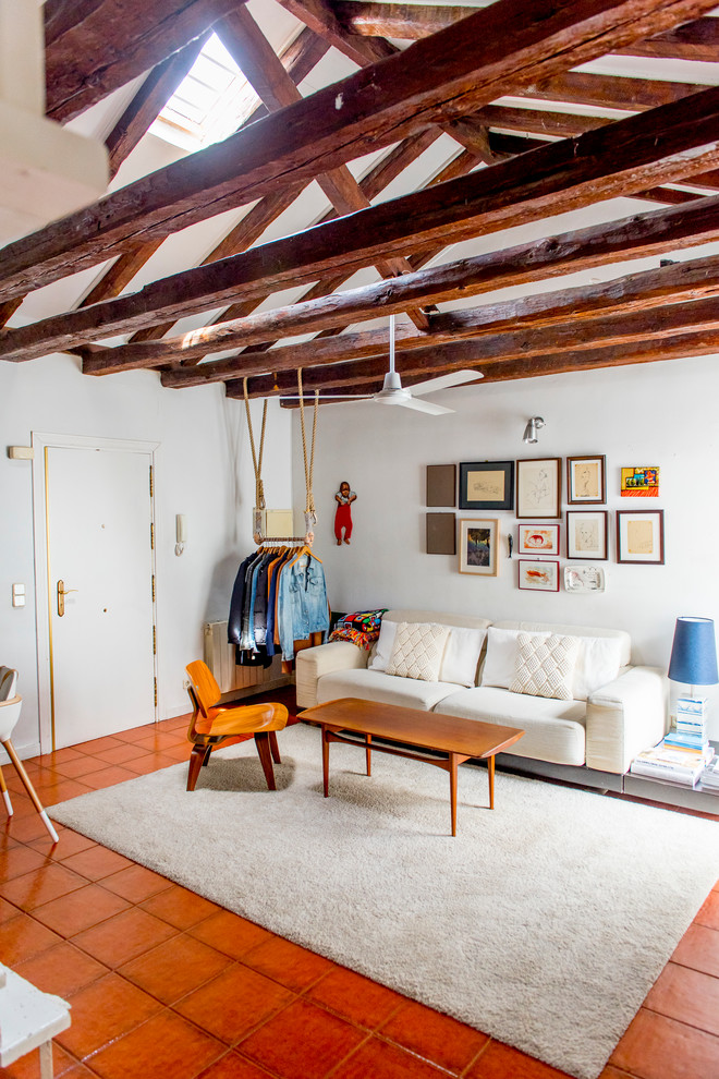 На фото: парадная, двухуровневая гостиная комната среднего размера в средиземноморском стиле с белыми стенами без камина с