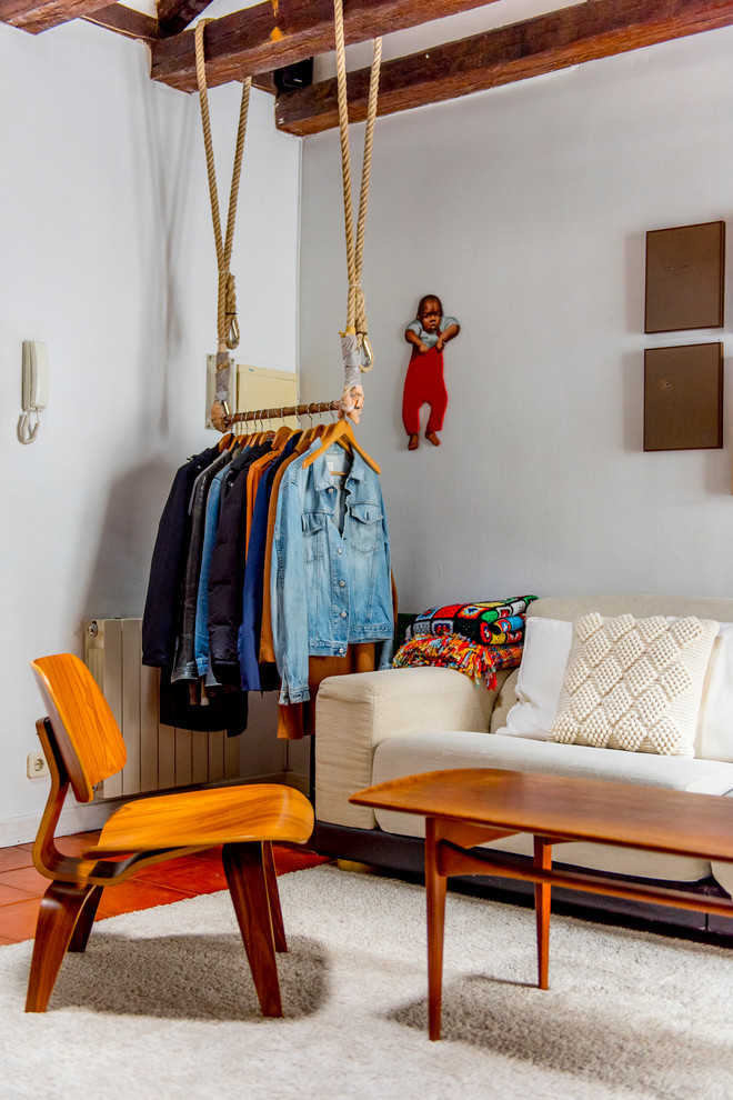 Mittelgroßes, Repräsentatives Mediterranes Wohnzimmer ohne Kamin, im Loft-Stil mit weißer Wandfarbe in Madrid