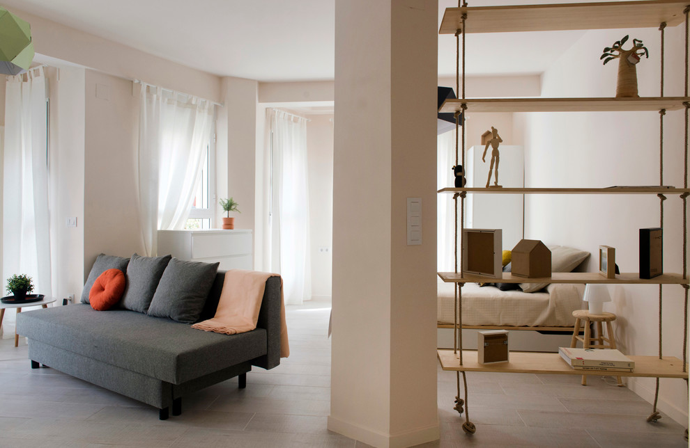 Inspiration pour un petit salon méditerranéen ouvert avec un mur beige, un sol en carrelage de céramique et un sol beige.