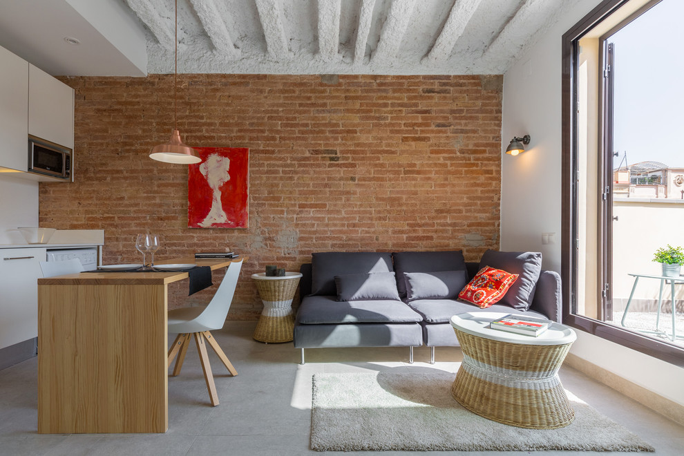 Mittelgroßes, Repräsentatives, Offenes, Fernseherloses Industrial Wohnzimmer ohne Kamin mit weißer Wandfarbe in Barcelona