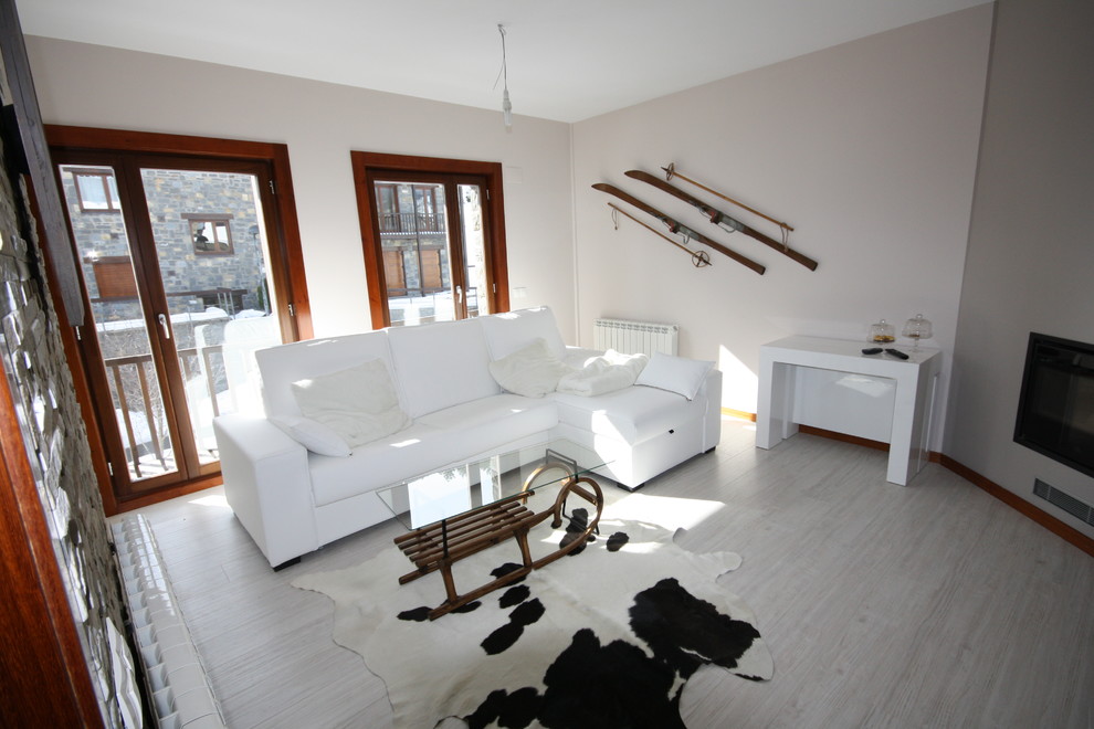 Mittelgroßes, Repräsentatives, Abgetrenntes Modernes Wohnzimmer mit beiger Wandfarbe, hellem Holzboden und Kamin in Sonstige