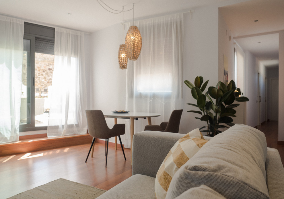 Идея дизайна: маленькая открытая гостиная комната в стиле модернизм с белыми стенами и телевизором на стене для на участке и в саду