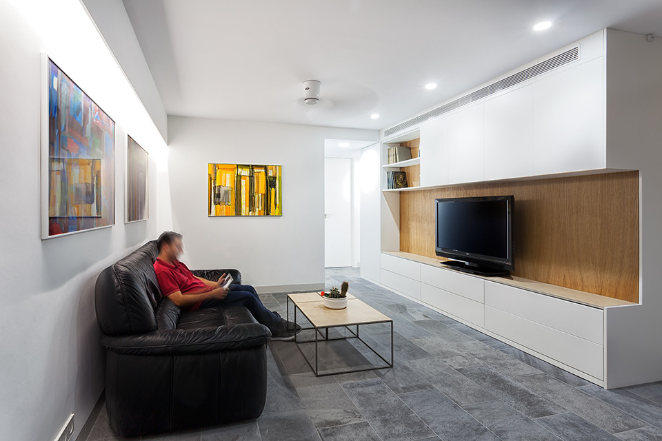 Mittelgroßes, Repräsentatives, Abgetrenntes Modernes Wohnzimmer ohne Kamin mit weißer Wandfarbe, Keramikboden und Multimediawand in Sonstige