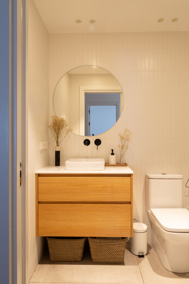 На фото: гостиная комната среднего размера в скандинавском стиле с полом из керамогранита и бежевым полом с