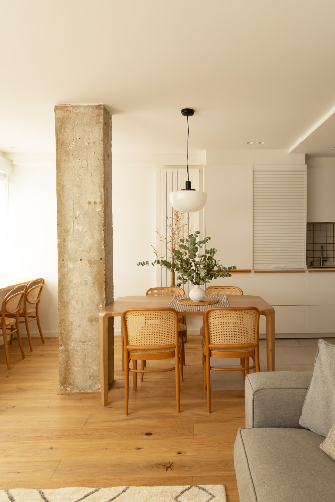 Idee per un soggiorno scandinavo di medie dimensioni con pareti bianche, parquet chiaro e pavimento beige