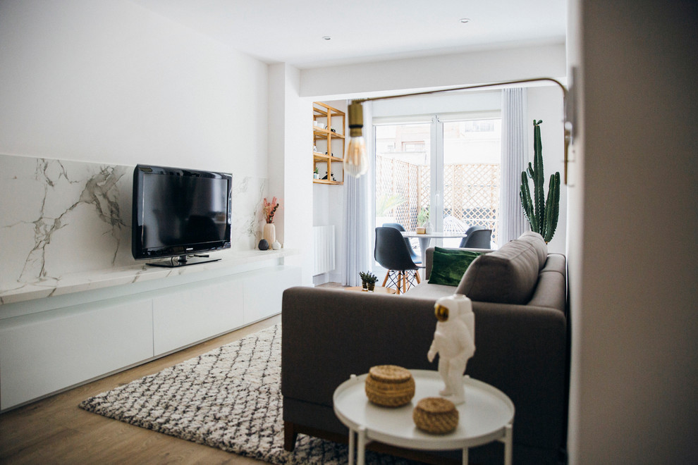 Diseño de salón cerrado nórdico pequeño con paredes blancas, suelo de madera en tonos medios, televisor independiente y suelo marrón