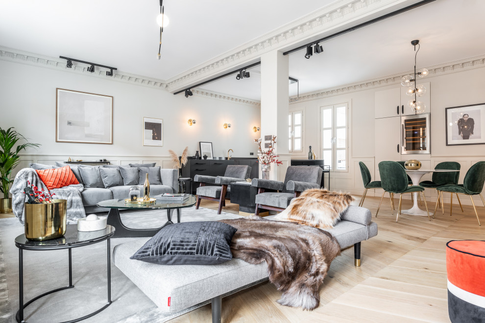Imagen de salón abierto nórdico con paredes blancas, suelo de madera clara, suelo beige y boiserie