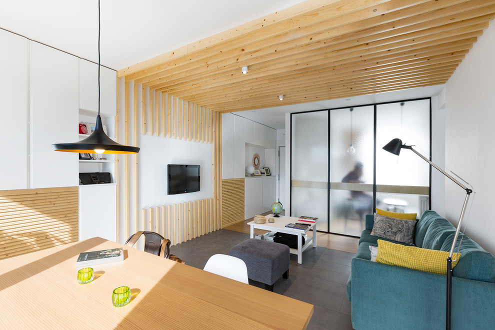Imagen de salón abierto escandinavo de tamaño medio sin chimenea con paredes blancas, televisor colgado en la pared y suelo de baldosas de cerámica