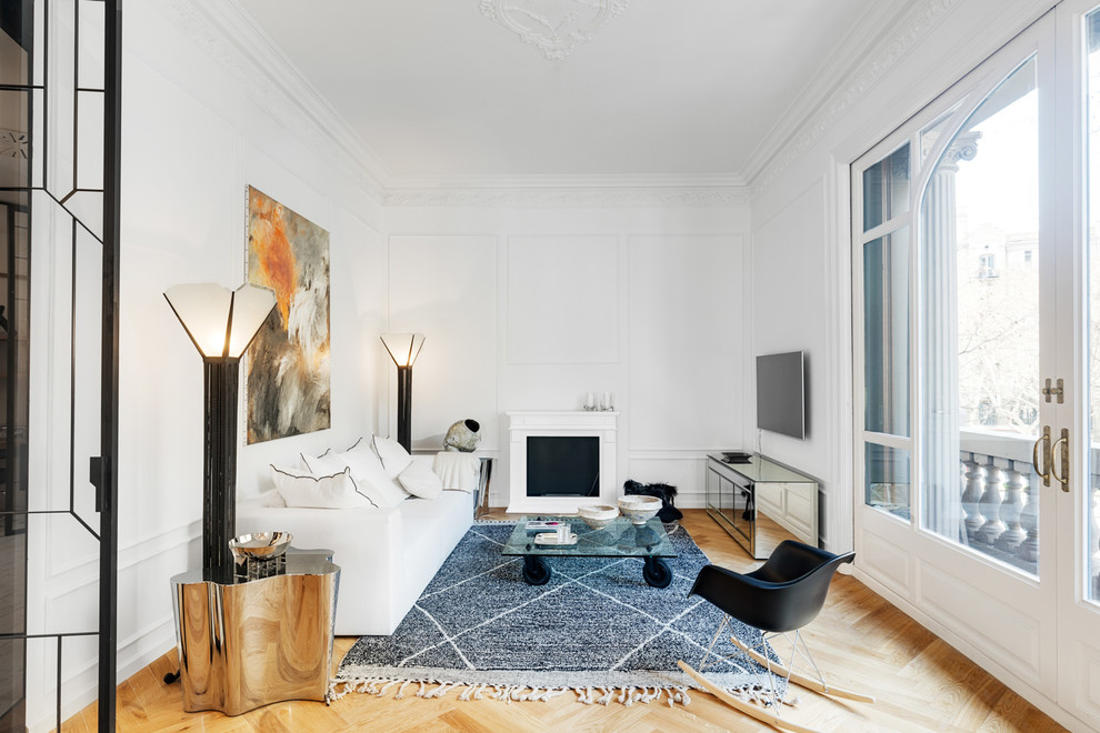 Ejemplo de salón cerrado escandinavo con paredes blancas, todas las chimeneas, marco de chimenea de yeso, televisor colgado en la pared, suelo de madera clara y suelo beige