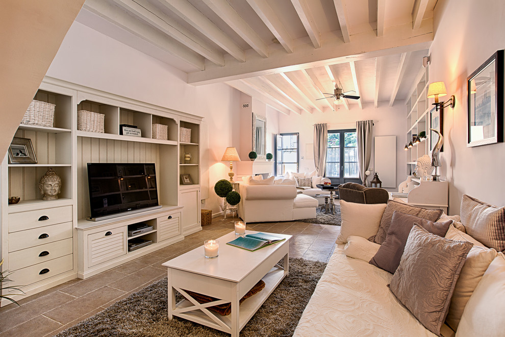Immagine di un grande soggiorno scandinavo aperto con sala formale, pareti bianche, pavimento con piastrelle in ceramica, nessun camino e TV autoportante