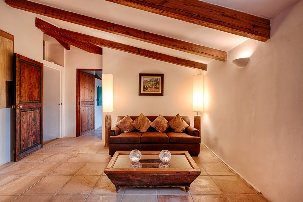 На фото: маленькая парадная, изолированная гостиная комната в стиле кантри с белыми стенами и полом из терракотовой плитки без камина, телевизора для на участке и в саду