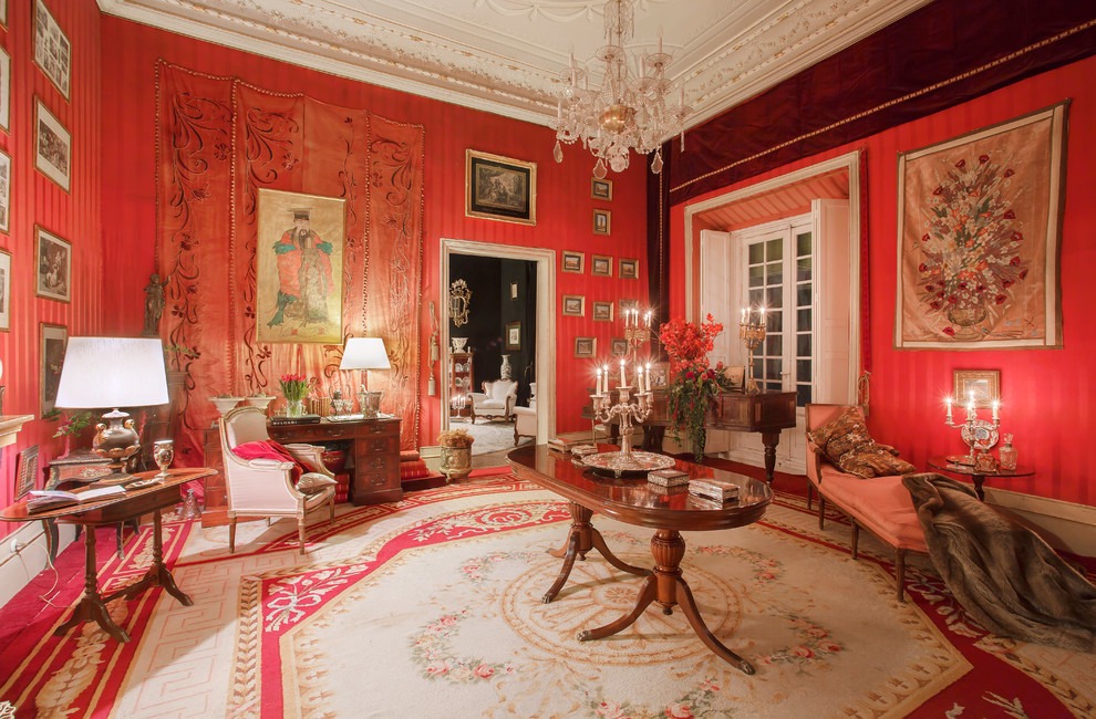 Immagine di un grande soggiorno vittoriano chiuso con sala formale, pareti rosse, moquette, nessun camino e nessuna TV