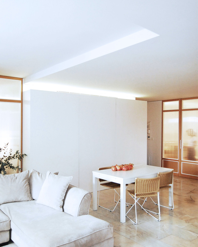 Foto de salón abierto actual de tamaño medio sin chimenea y televisor con paredes blancas, suelo de mármol y suelo rosa